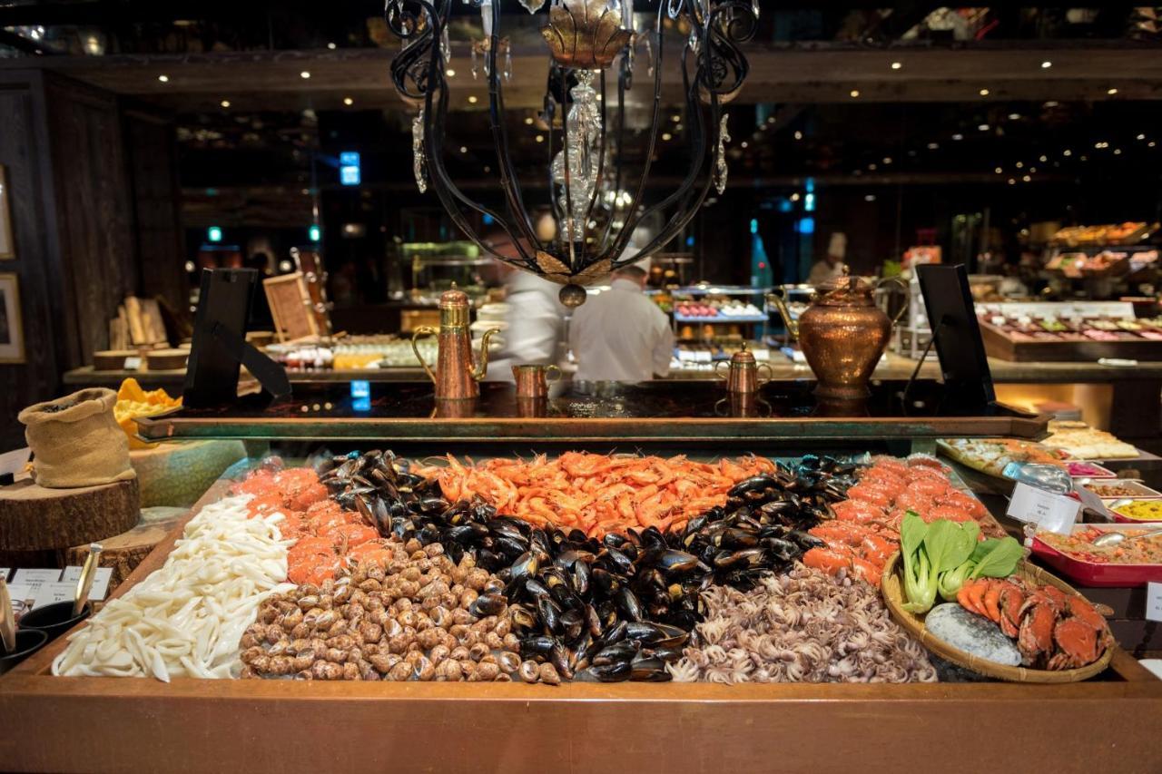 Palais De Chine Hotel Taipei Eksteriør billede Seafood buffet at a restaurant