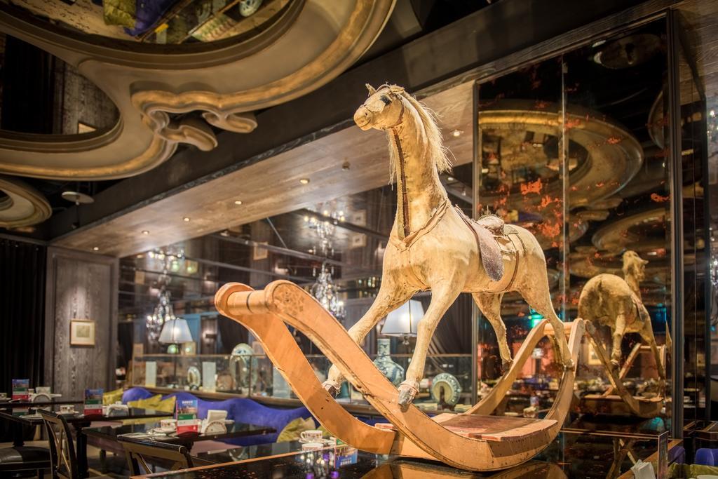 Palais De Chine Hotel Taipei Eksteriør billede The carousel at the entrance of the store